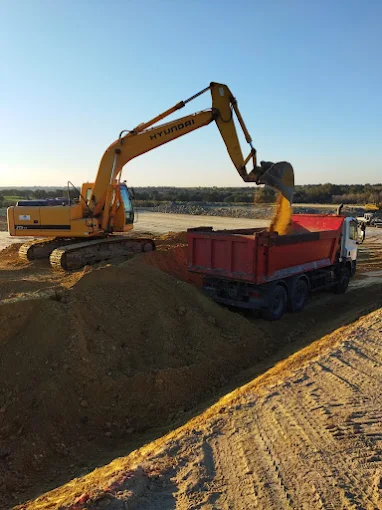 Excavadora Hyundai de Datransur cargando tierras en un camión