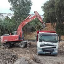 Camión cargado de tierras en obra
